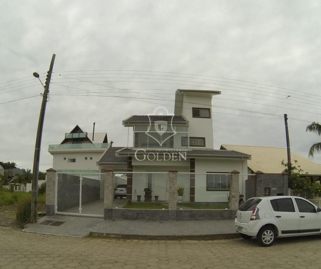 ÓTIMA CASA EM BALNEÁRIO PEREQUÊ