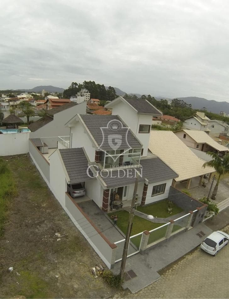 ÓTIMA CASA EM BALNEÁRIO PEREQUÊ — 2