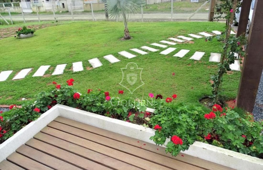 LINDA CASA EM BOMBAS — 5