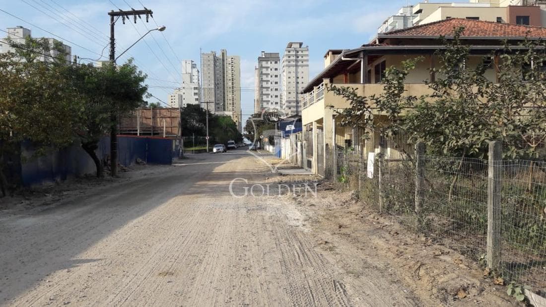 TERRENO A VENDA EM MEIA PRAIA