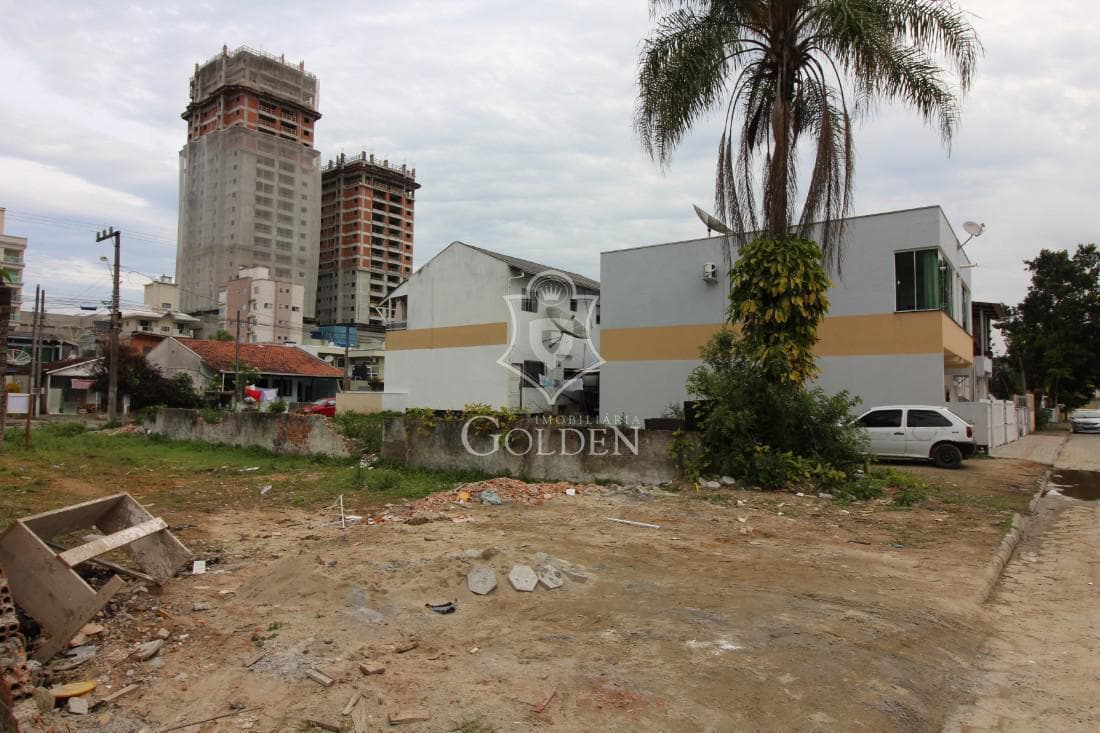 TERRENO A VENDA EM MEIA PRAIA