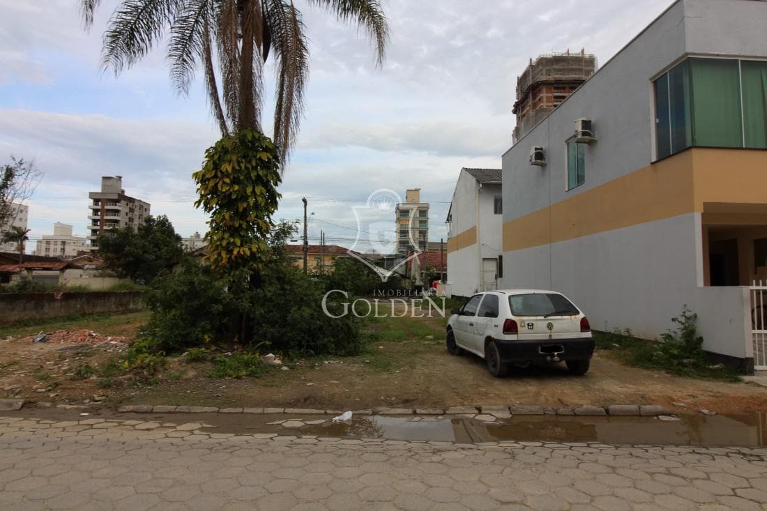 TERRENO EM MEIA PRAIA