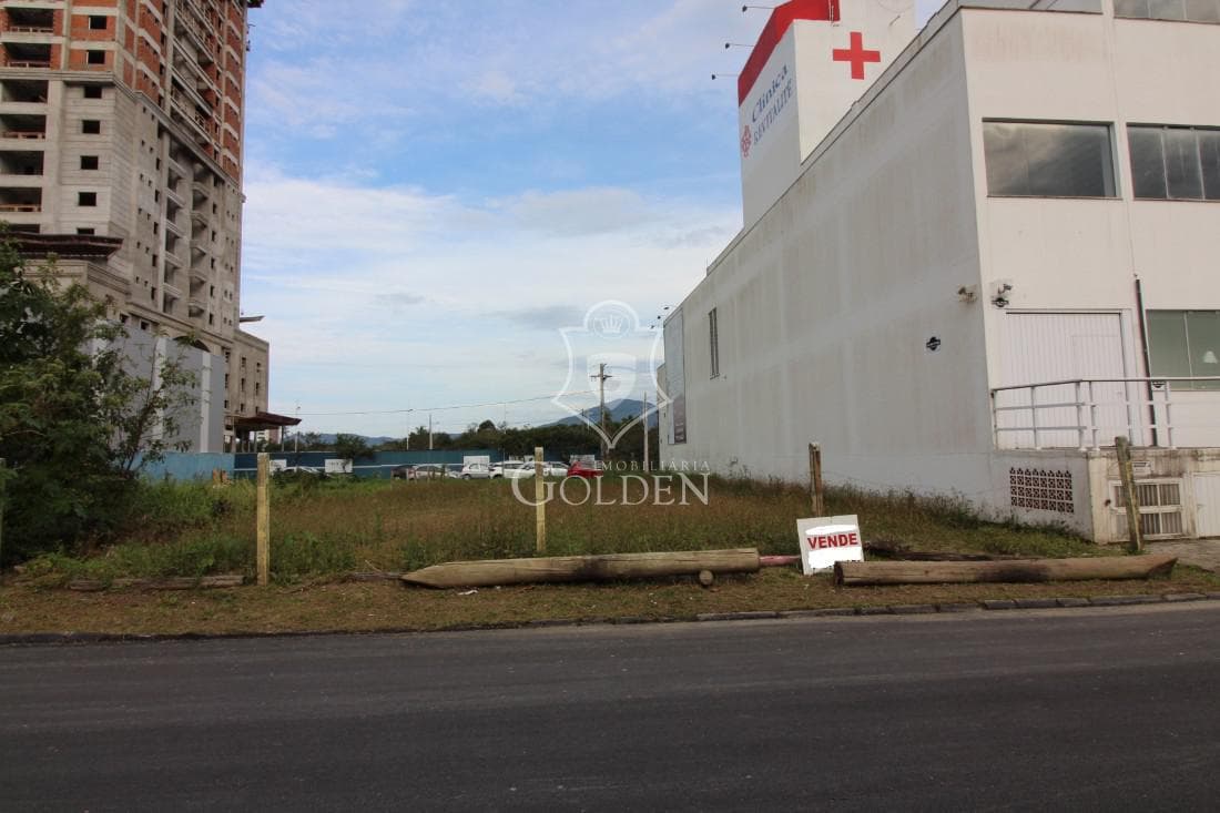 TERRENO A VENDA EM MEIA PRAIA