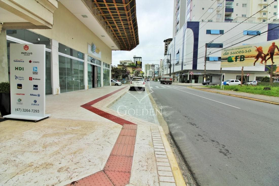 SALA COMERCIAL DE ESQUINA FRENTE 2ª AV. — 4