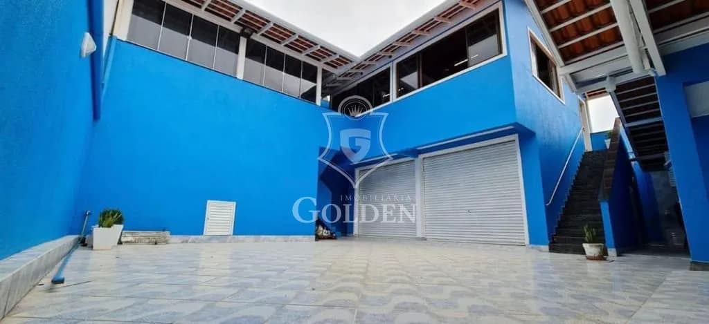 CASA COM ÓTIMA LOCALIZAÇÃO — 4