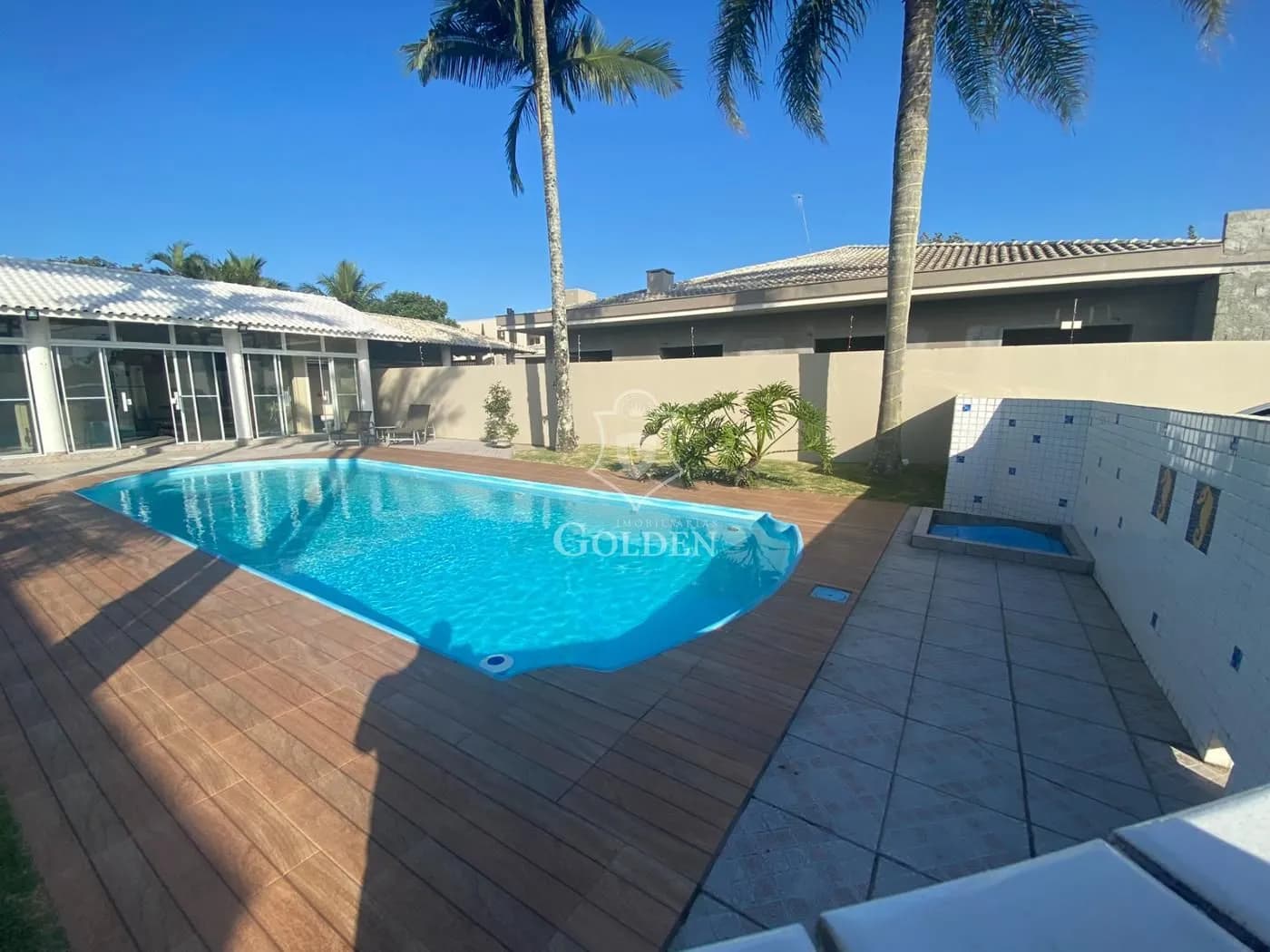 CASA COM 3 SUÍTES EM TIJUCAS — 3