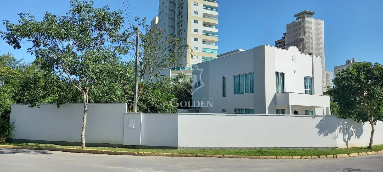 CASA MEIA PRAIA — 3