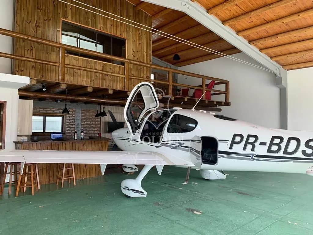 HANGAR — 4